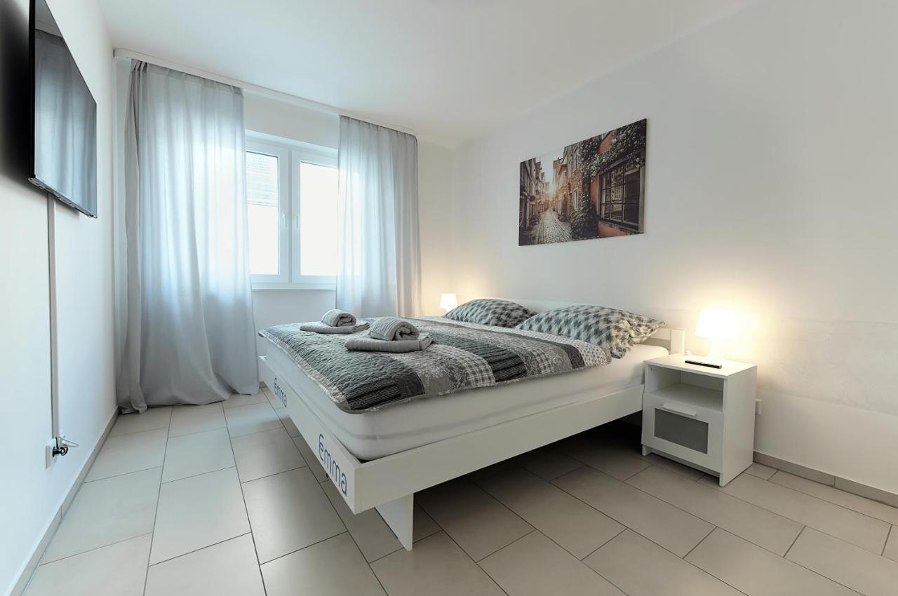 Modern Wohnen I Smart Tv I Terrasse I 2x Parkplatz I 2 Schlafzimmer I 6 Schlafplaetze *